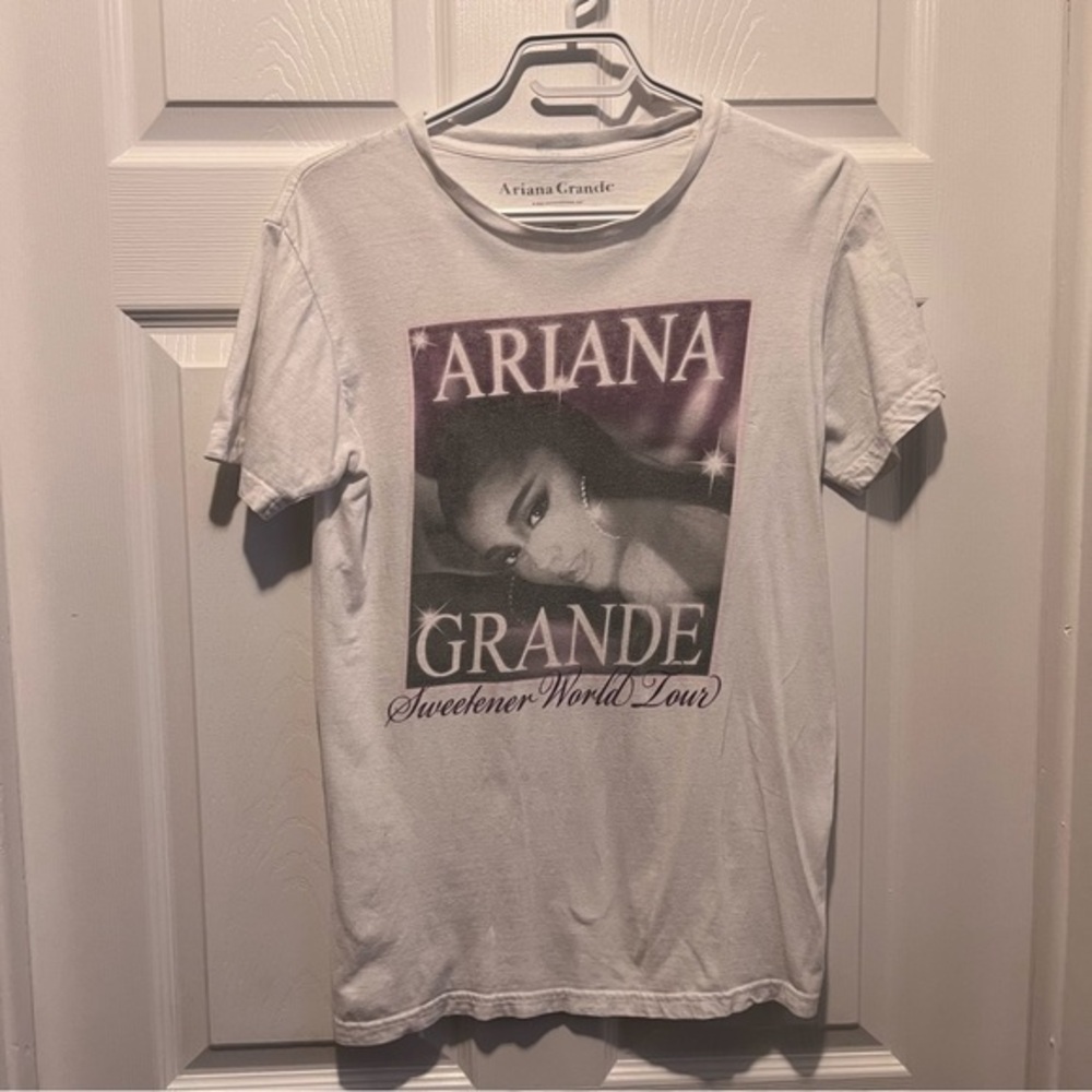 3/25$💥 Ariana Grande small women music t shirt white sweetener world tour tee